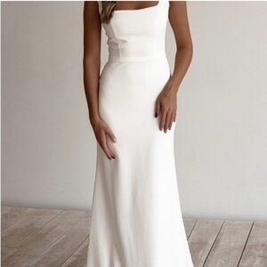 Elegant White Sleeveless Dress